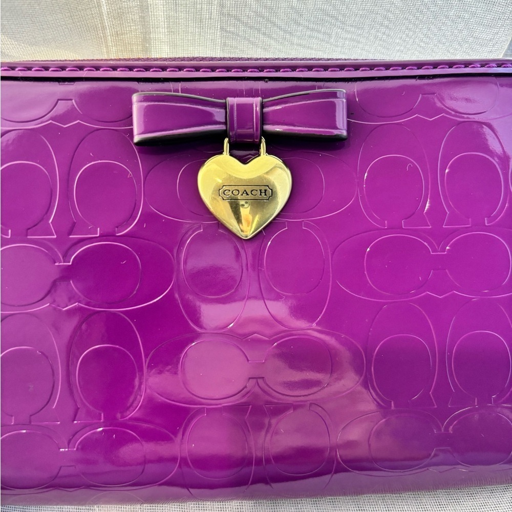 Coach F49508 Patent Signature Iris Purple Long
Bow Heart Zip Wallet (2012-2013) - Picture 2 of 12